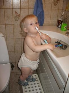 Lille barn med tandbørste