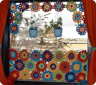Hæklede gardiner med blomster