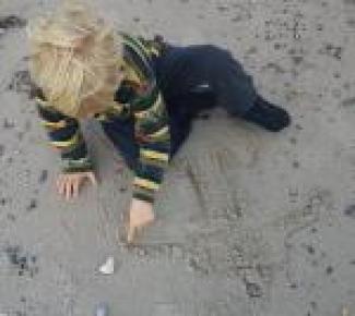 Barn i sandet